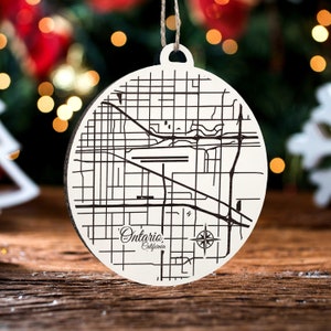 Ontario, Kalifornien Weihnachtsornament | Gravierte Holz Landkarte Ornament | Handmade Urlaub & Wohndekor | Weihnachtsschmuck