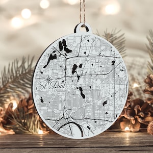 St Paul, Minnesota Ornament | Graviertes Kartenornament aus Holz | Handgemachte Weihnachtsdeko | Weihnachtsornament