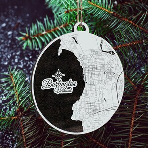 Burlington, Vermont Ornament | Graviertes Kartenornament aus Holz | Handgemachte Weihnachtsdeko | Weihnachtsornament