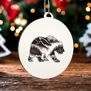 Bär Abstraktes Ornament | Graviertes Kartenornament aus Holz | Handgemachte Weihnachtsdeko | Weihnachtsornament