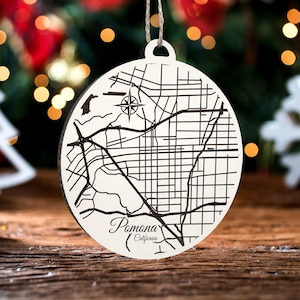 Pomona, Kalifornien Ornament | Graviertes Kartenornament aus Holz | Handgemachte Weihnachtsdeko | Weihnachtsornament