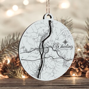 Wheeling, West Virginia Ornament | Graviertes Kartenornament aus Holz | Handgemachte Weihnachtsdeko | Weihnachtsornament