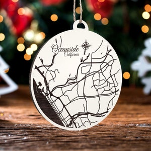 Oceanside, Kalifornien Ornament | Graviertes Kartenornament aus Holz | Handgemachte Weihnachtsdeko | Weihnachtsornament