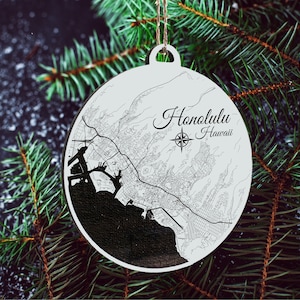 Honolulu, Hawaii Ornament | Gravierte Holz Landkarte Ornament | Handmade Urlaub & Wohndekor | Weihnachtsschmuck