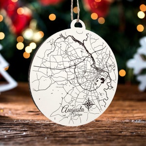 Augusta, Georgia Runde Verzierung | Gravierte Holz Landkarte Ornament | Handmade Urlaub & Wohndekor | Weihnachtsschmuck