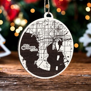 Tampa, Florida Ornament | Graviertes Kartenornament aus Holz | Handgemachte Weihnachtsdeko | Weihnachtsornament