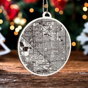 Hialeah, Florida Rundes Ornament | Graviertes Kartenornament aus Holz | Handgemachte Weihnachtsdeko | Weihnachtsornament