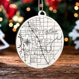 Elk Grove, Kalifornien Weihnachtsornament | Gravierte Holz Landkarte Ornament | Handmade Urlaub & Wohndekor | Weihnachtsschmuck