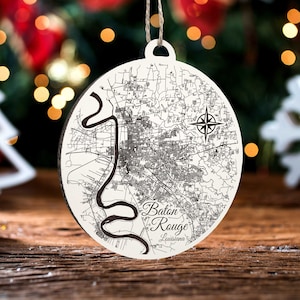 Baton Rouge, Louisiana Runde Verzierung | Gravierte Holz Landkarte Ornament | Handmade Urlaub & Wohndekor | Weihnachtsschmuck