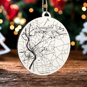 Springfield, Massachusetts Ornament | Gravierte Holz Landkarte Ornament | Handmade Urlaub & Wohndekor | Weihnachtsschmuck
