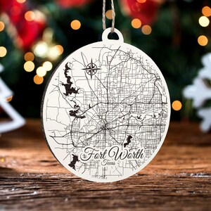 Fort Worth, Texas Ornament | Graviertes Kartenornament aus Holz | Handgemachte Weihnachtsdeko | Weihnachtsornament