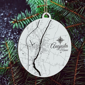 Augusta, Maine Ornament | Gravierte Holz Landkarte Ornament | Handmade Urlaub & Wohndekor | Weihnachtsschmuck