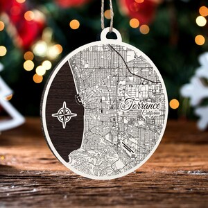 Torrance, Kalifornien Ornament | Graviertes Kartenornament aus Holz | Handgemachte Weihnachtsdeko | Weihnachtsornament
