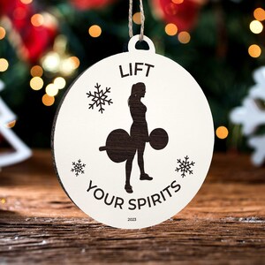 Ornamento Lift Your Spirits | Ornamento de mapa de madeira gravado | Decoração de casa e feriados feita à mão | Ornamento de Natal