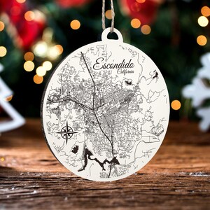 Escondido, Kalifornien Ornament | Gravierte Holz Landkarte Ornament | Handmade Urlaub & Wohndekor | Weihnachtsschmuck