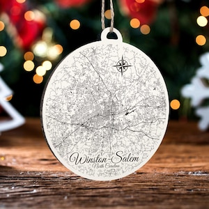 Winston-Salem, North Carolina-runde Verzierung | Gravierte Holz Landkarte Ornament | Handmade Urlaub & Wohndekor | Weihnachtsschmuck