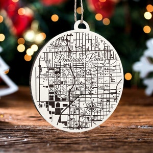 Pembroke Pines, Florida Runde Ornament | Graviertes Kartenornament aus Holz | Handgemachte Weihnachtsdeko | Weihnachtsornament