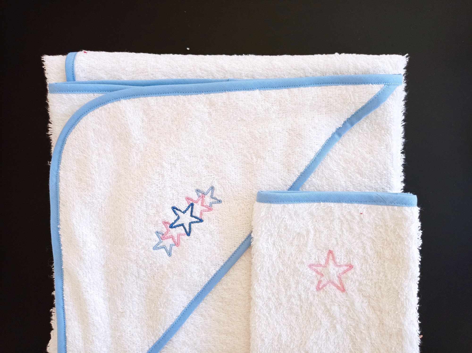 Ensemble Serviette de Bain et Gant Toilette Pour Bébé. Joli Cadeau Naissance