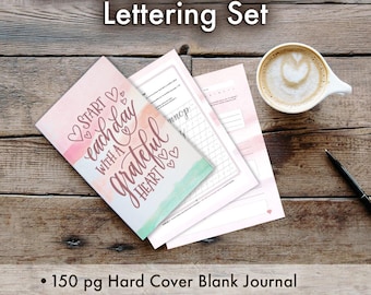 Könnte beinhalten: Ein Dankbarkeits-Journal-Lettering-Set mit einem Aquarell-Deckblatt mit dem Text "Start each day with a grateful heart". Das Set enthält ein 150-seitiges Blanko-Journal mit festem Einband und ein 20-seitiges digitales Arbeitsbuch mit Pinselschrift-Arbeitsblättern, Dankbarkeits-Anregungen und mehr.