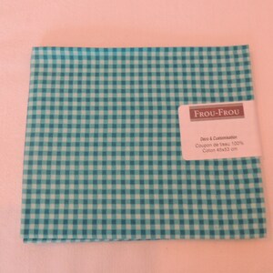 Könnte beinhalten: Ein türkisfarbener und weißer Gingham-Stoff mit dem Text "Frou-Frou Deco & Customisation Coupon de tissu 100% Coton 45x50 cm" auf einem weißen Etikett.