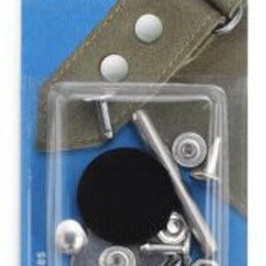 Peut inclure: Un paquet de rivets tubulaires argentés de 9 mm de diamètre. Le paquet comprend un outil pour poser les rivets. Les rivets sont adaptés au cuir, au tissu et à d'autres matériaux.
