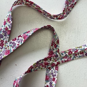 Frilly flowery bias binding, width 1 cm