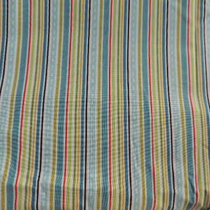 Peut inclure: Un tissu à rayures verticales de différentes couleurs. Les rayures comprennent du bleu clair, du vert, du rouge, du noir et du jaune. Le tissu semble être léger, peut-être du coton ou du lin, et pourrait être utilisé pour des vêtements ou de la décoration intérieure.