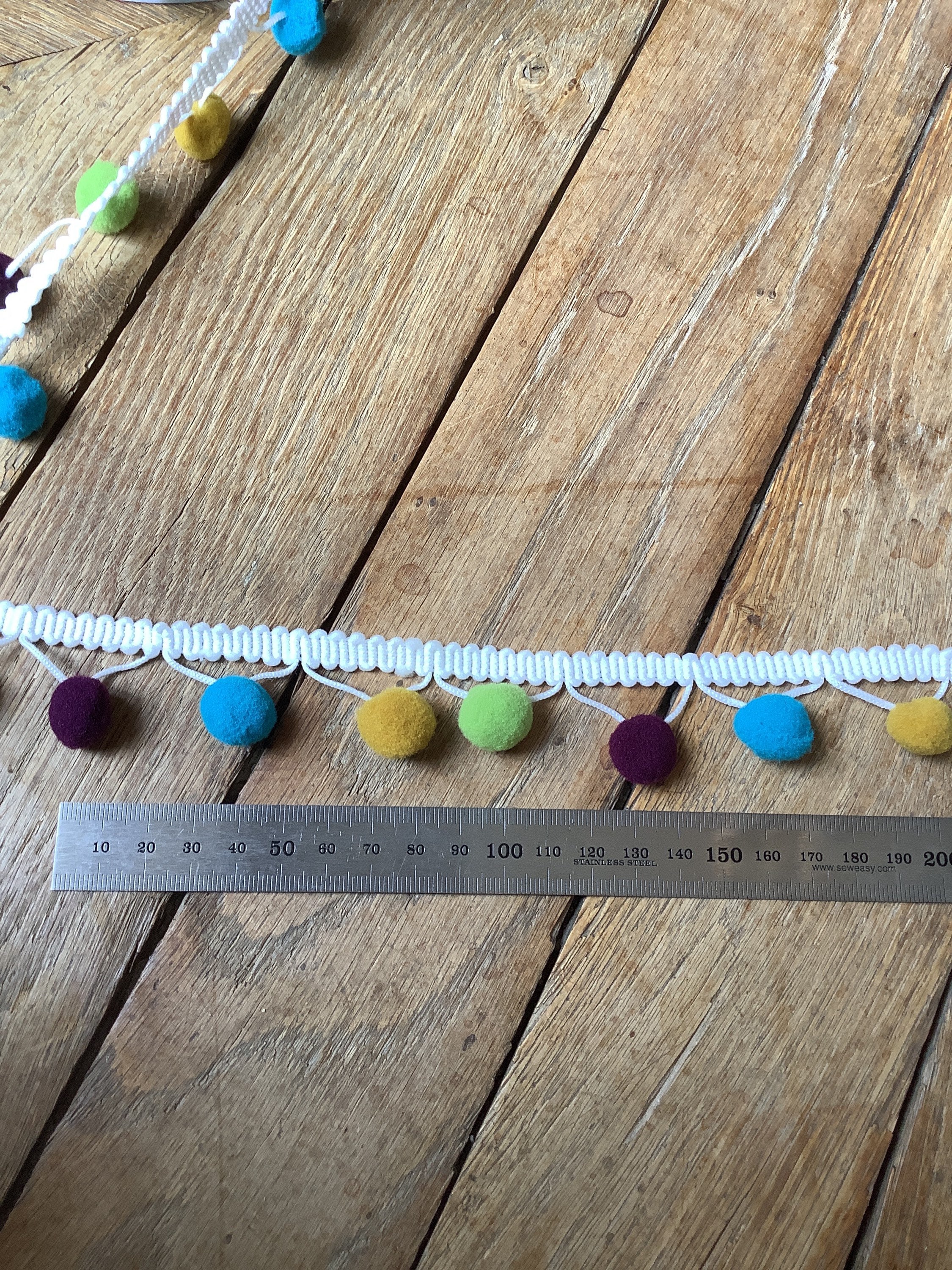 Pompon fantasia, Colore bianco, pompon ocra, prugna, blu, verde, Larghezza 1 cm