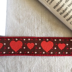 Ruban tissé, polyester, motif coeurs, couleur marron et rouge, largeur 15 mm, carte de 2 mètres