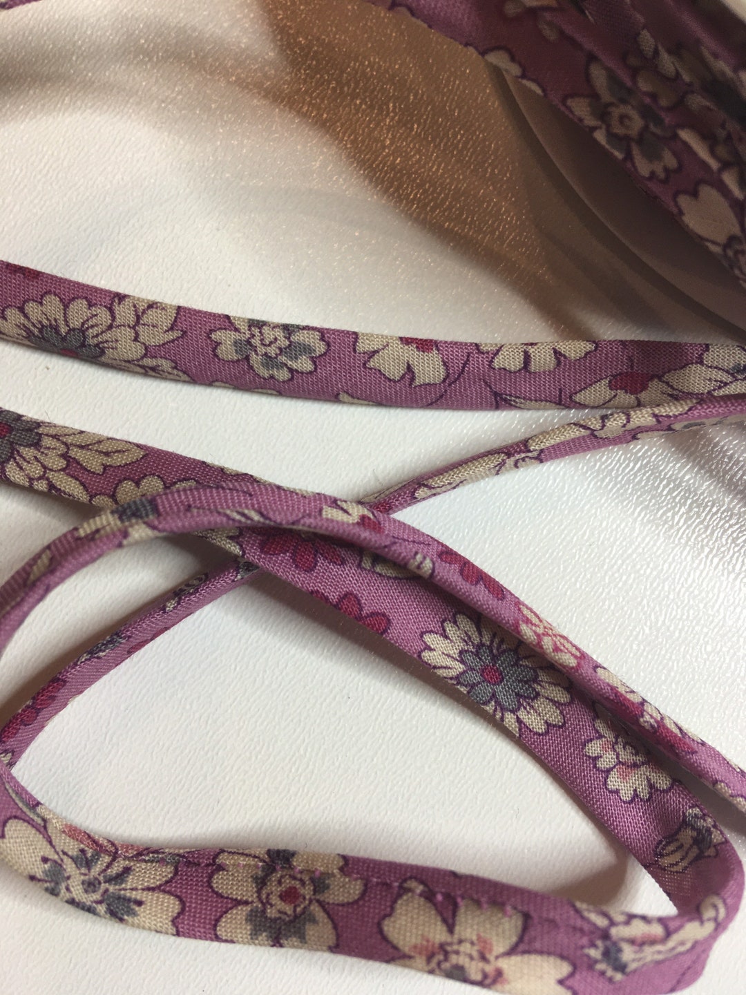Spaghetti Ruby Ribbons Spaghetti Ribbon, Fancy, White Flower Background Ton Purple Pink 1 ...