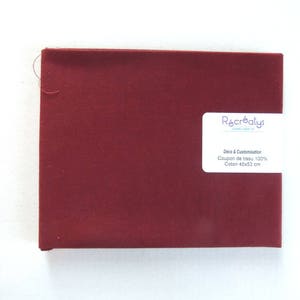 Könnte beinhalten: Ein burgunderfarbener Stoffmuster mit einem weißen Etikett, auf dem "Recreatys" und "Deco & Customization Coupon de tissu 100% Coton 45x53 cm" steht.