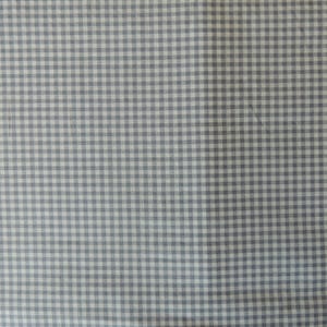 Könnte beinhalten: Ein weißer Stoff mit grauem Gingham-Muster. Der Stoff hat eine subtile Textur und einen leicht verblassten Look.