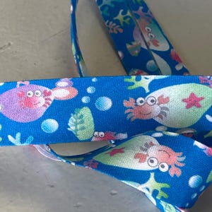 Fancy cotton bias binding, ocean print pattern, 2 cm wide, blue tones