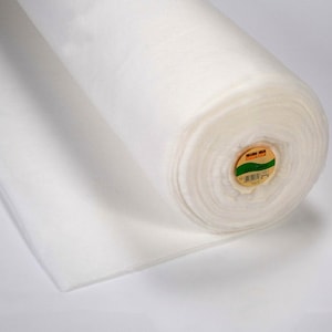 以下が含まれることがあります： キルトやクラフトに使用される生地の一種である、白い綿わたのロール。綿わたはロール状に巻かれ、「Vlieseline - Soft & Stable」と書かれたラベルで固定されています。
