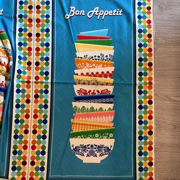 Tissu coton patchwork, Mickaël Miller, Fond bleu, motifs ustensiles de cuisine multicolores, panneau 58 cm par 110 cm