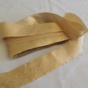 Cinta al bies de lamé dorado, desplegada, 2,5 cm de ancho