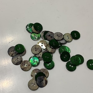 Fancy button, round, mother-of-pearl, Green color (11), Diameter 14 mm