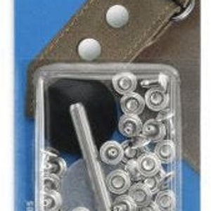 Peut inclure: Un paquet de 20 rivets tubulaires argentés de 7,5 mm de diamètre, avec un outil de pose. Les rivets sont destinés à être utilisés avec du tissu ou du cuir d'une épaisseur de 3 à 4 mm.