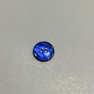 Fancy button, round, mother-of-pearl, Intense blue color (31), Diameter 15 mm