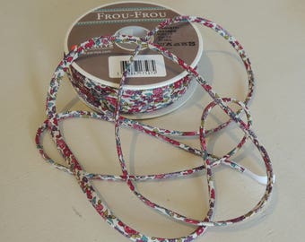 Spaghetti ribbon, fancy, white background with red and green tone flowers (13), width 7 mm