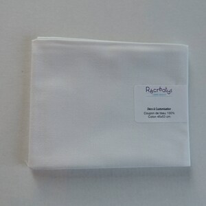 Peut inclure: Tissu en coton blanc avec une étiquette indiquant "R&créalys - Deco & Customisation - Coupon de tissu 100% Coton 45x53 cm"