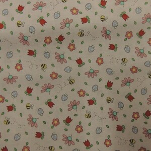 Peut inclure: Un tissu beige avec un motif répété de fleurs roses, de tulipes rouges, de feuilles vertes, de coccinelles grises et d'abeilles jaunes.