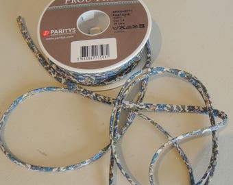 Cinta de espagueti, fantasía, fondo blanco con flores tono azul (15), ancho 7 mm