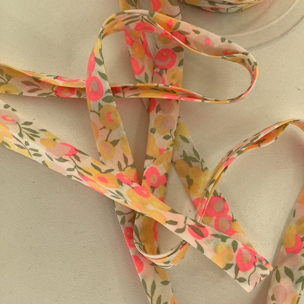 Liberty Wiltshire bias binding, Lemon curd color, white, yellow and neon pink tones, width 1 cm