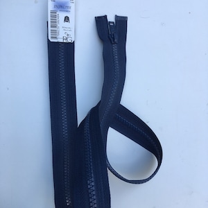 May include: A dark blue zipper with a black slider and pull tab. The zipper is 146 cm long and is labelled "INJECTEE Separable".