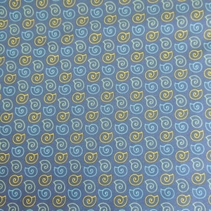 Peut inclure: Un tissu bleu avec un motif répétitif de spirales jaunes et bleues.
