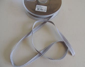 Light grey coarse grain ribbon stitched white saddle sting Width 1 cm