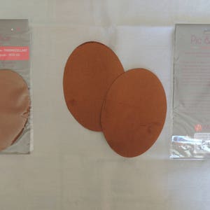 Peut inclure: Deux patchs thermocollants marrons pour réparer les vêtements. Les patchs sont emballés dans du plastique transparent avec une étiquette blanche qui dit "Pie & Malice" et "paire de patchs pour coudes-genoux".