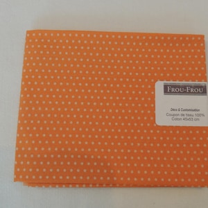 Może przedstawiać: Pomarańczowy materiał w białe kropki. Materiał jest oznaczony "Frou-Frou Deco & Customisation Coupon de tissu 100% Coton 45x63 cm"