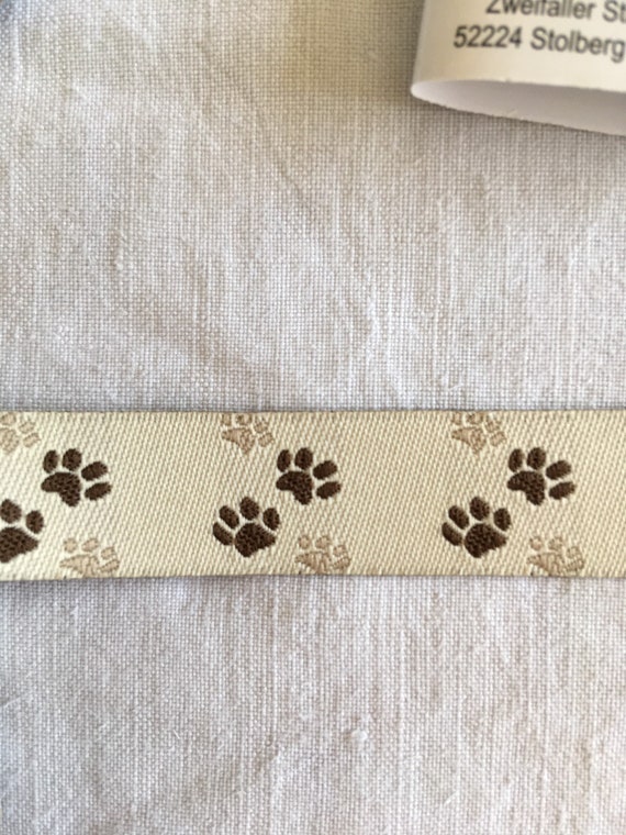 Ruban tissé, polyester, motif pattes de chien, couleur marron et beige, largeur 15 mm, carte de 2 mètres